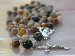 Sluncem zalitý dvůr