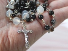 Sluncem zalitý dvůr