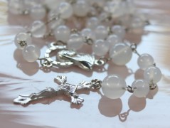 Sluncem zalitý dvůr