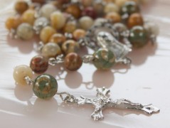 Sluncem zalitý dvůr