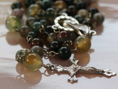 Sluncem zalitý dvůr