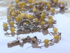 Sluncem zalitý dvůr