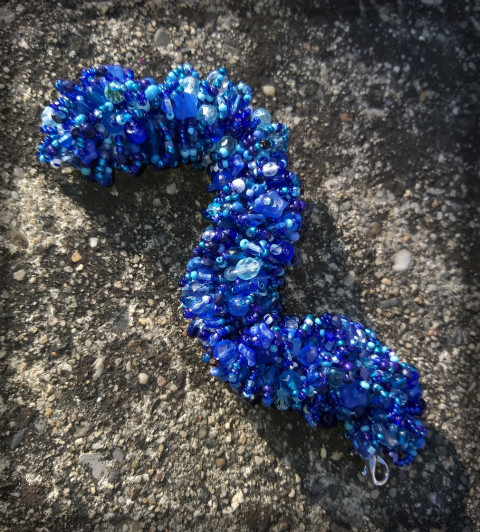 Tmavomodrý huňáček - náramek voda šperk náramek korálky moře doplněk háčkovaný exotika střapatý směs huňatý 