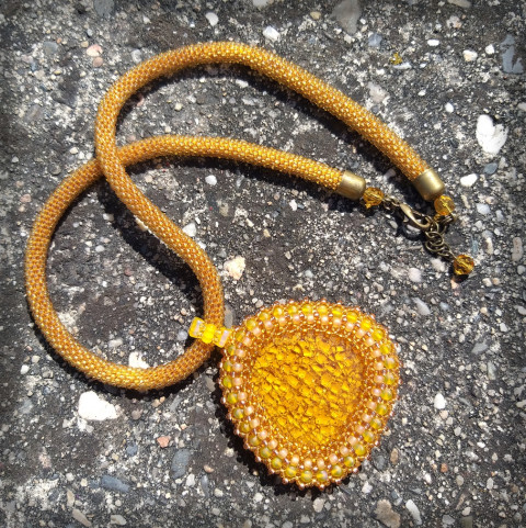 Medová plástev - náhrdelník šperk náhrdelník doplněk keramika háčkování dutinka med medový plástev včelař medík medová plástev 