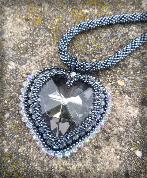 Kouřové srdce - náhrdelník šperk náhrdelník přívěsek srdce doplněk srdíčko háčkovaná láska dutinka noc zamilovaná stín hravý kouř nápadný cit dým 