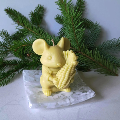 Myška zahradník - svíčka domov zvíře dekorace dárek svíčka vosk myš myška kukuřice pozornost modrošedá 