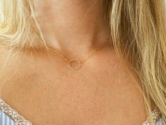 Zlatý korálkový náramek s perlou