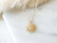 Zlatý korálkový náramek s perlou