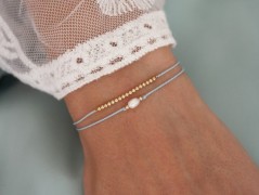 Zlatý korálkový náramek s perlou