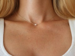 Zlatý korálkový náramek s perlou