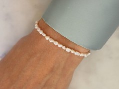 Zlatý korálkový náramek s perlou