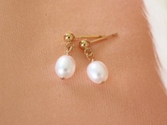 Zlatý korálkový náramek s perlou