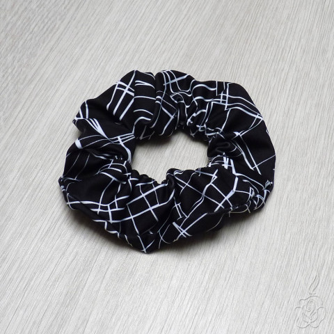 Černobílá gumička do vlasů látková gumička scrunchie černobílá gumička vzorovaná gumička 