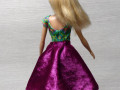 Barevné šatičky pro Barbie