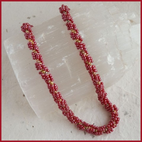 Vínová se zlatým náhrdelník spirála elegance 