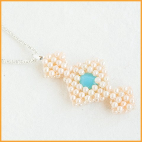 Béžové kosočtverce náhrdelník korálky elegance 