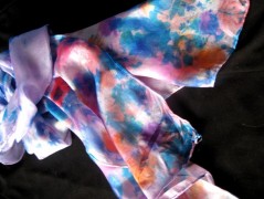 Hedvábná šála V lese.