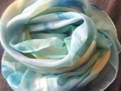 Hedvábná šála V lese.